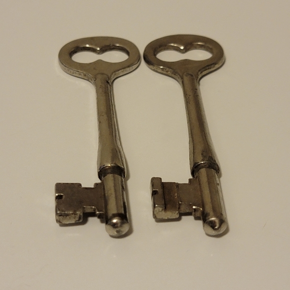 Vintage Lot Of 14 Old Antique Skeleton Keys 13 Solid Barrel / 1 Hollow - 6 Sizes - Picture 7 of 16